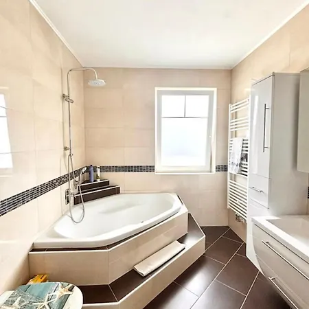 Flower House, 3 Bedroom Apartment Molbling