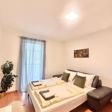 Flower House, 3 Bedroom *